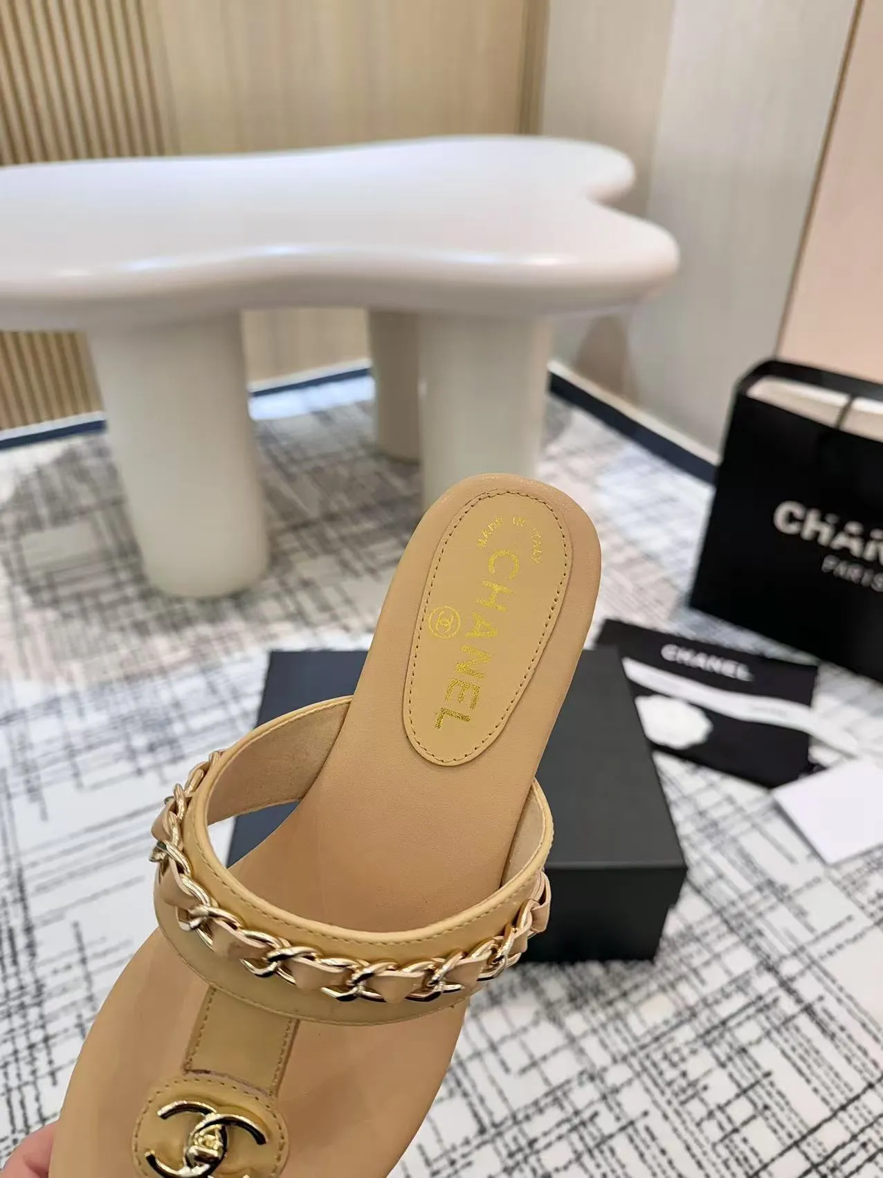 👟👟Ex-factory price 480👟👟 Top version Chanel Chanel - 2025 spring model, counter top double C sandals, this classic design; the extraordinary double C incorporates a variety of color elements... The diversified mix and match is very beautiful and versatile, very light on the foot, comfortable, super delicate and elegant, and can be used outdoors... ꫛꫀꪝ Go➫ Material: ❶Upper made of: Original imported sheepskin ❷Inner lining: Original sheepskin lining ❸Outsole based on: Original Italian genuine leather outsole Counter boutique packaging complete set for women 35–40 (customized for 41) 3 colors available (black, white, apricot)